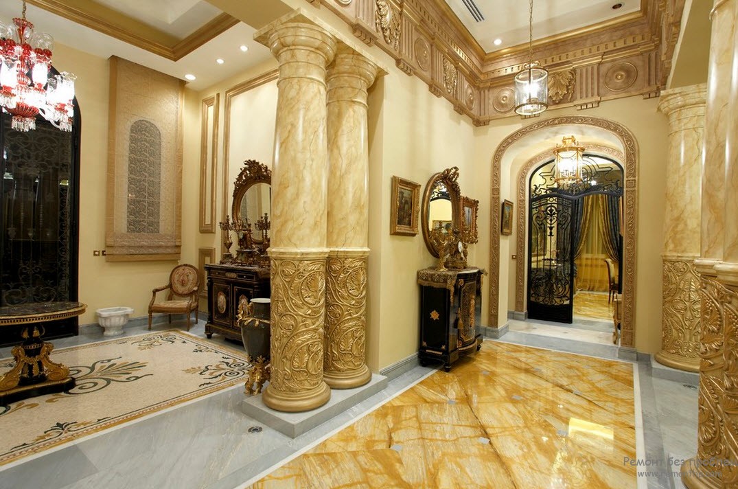 Богатый интерьер в стиле барокко, напоминающий дворе с роскошными колоннами