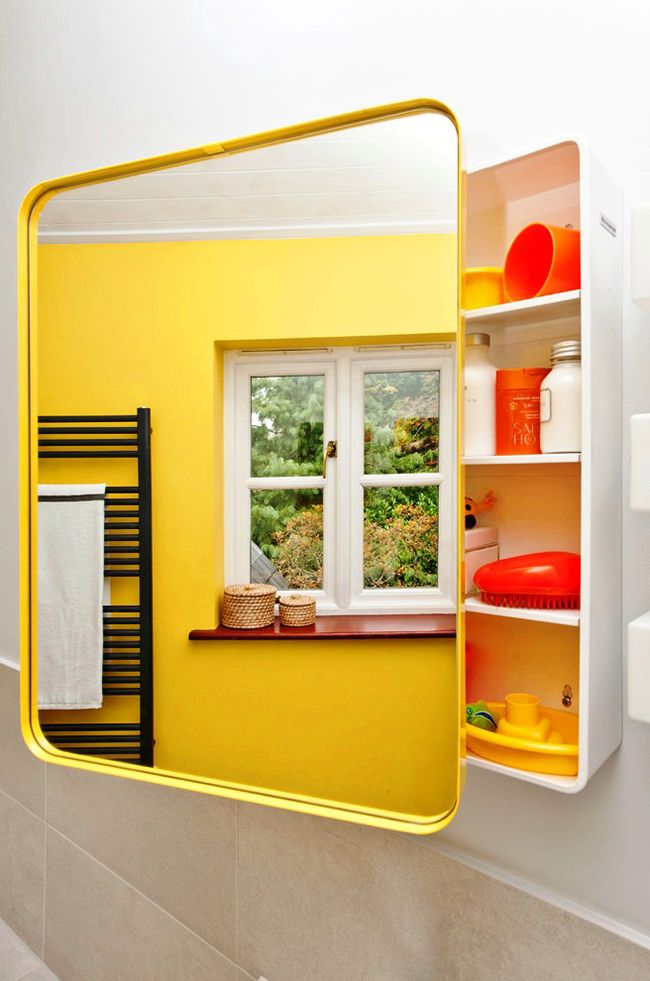 шкаф-зеркало в желтой ванной