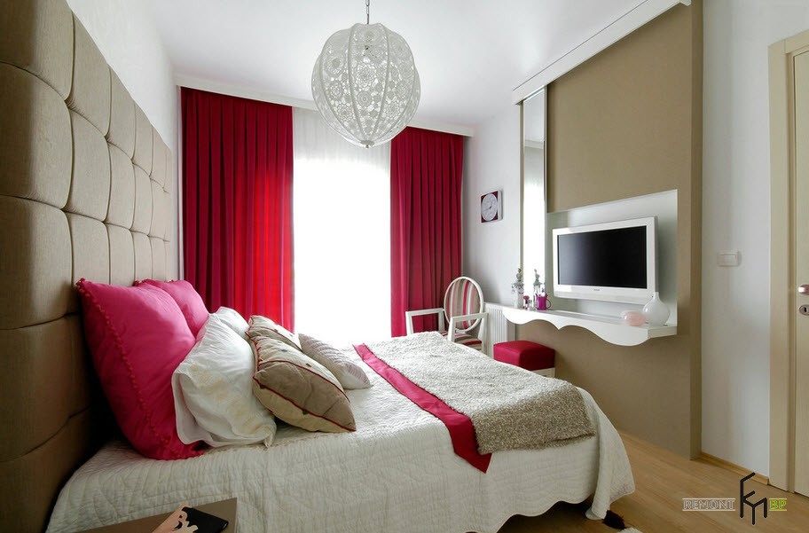 Малиновые шторы и белая кружевная люстра в спальне