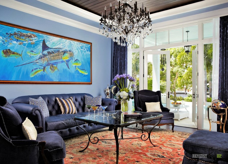 Картина с морским пейзажем над диваном