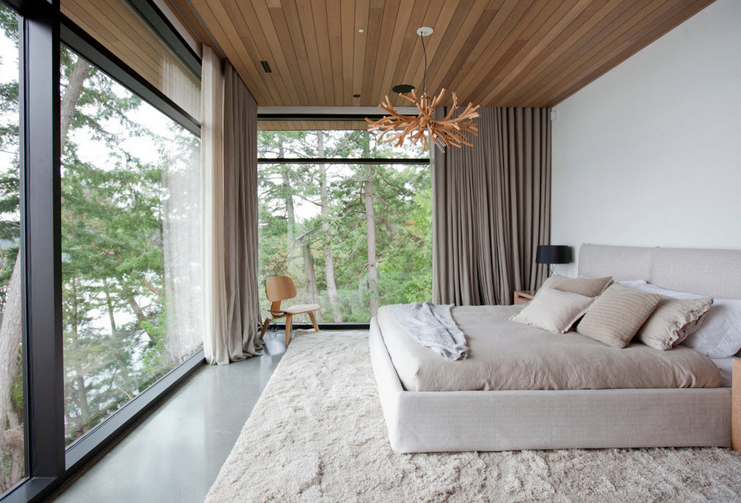 Уютная спальня с необычным потолком