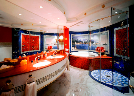 Яркая красно-синяя ванная комната