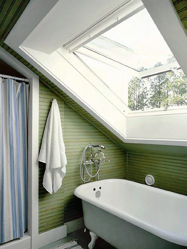 Небольшая Ванная комната с окном на крыше