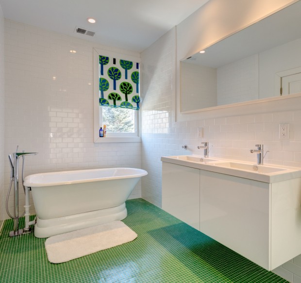 Бело-зеленая ванная комната