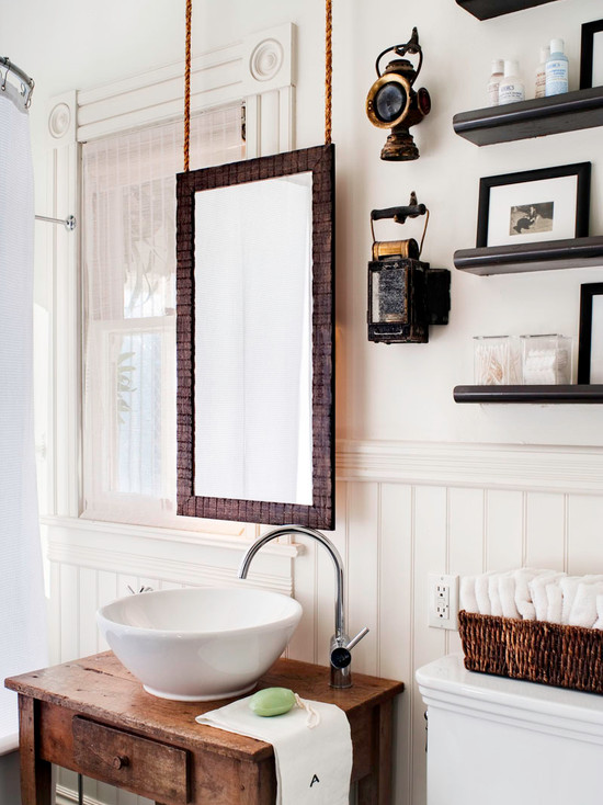 Белая ванная с деревянными элементами декора в стиле модерн
